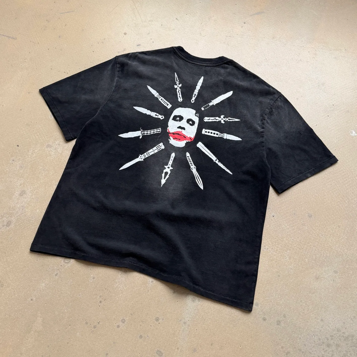 P138 # CTS-118 [Same as Lu Han] Saint "Batman Dark Knight Joker" limited edition. 260g heavyweight pure cotton fabric after washing. White ink direct-jet printing. Retro single-stitch heaven and earth needle crafts + heavy-duty spray wash + hand damage. Size: S M L XL. If Batman represents justice, Joker is the ultimate evil. Most criminals can always find legitimate reasons for doing bad things, for revenge, for power, for wealth... For Joker, these reasons are tantamount to degrading him. He believes that the city lacks a "classy criminal" like him.   Joker challenges human nature and spurns justice. In his view, any morality, rules, and goodness can be destroyed, and only a "little push" can make people who claim to be righteous follow his path. “Everyone has the ability to do evil, but everyone also has the ability to do good.” “True heroism is to still love life after recognizing the essence of life.” Customized 260g gram weight 100% cotton special washed fabric that is consistent with the original. With the blessing of imitation sun-drying, heavy sandblasting and fading + edge grinding + Assute fermentation and washing, the cotton feel on the surface of the fabric is well presented. Both the texture and feel are ceiling level. After the ready-made garments undergo a series of heavy washing and distressing processes, the retro and high-end sense of the entire garment is directly to the top. The garment making process of the entire garment adopts Saint The most common and complex single-needle sewing process (commonly known as single-thread heaven and earth stitch) among vintage vintage brands such as Michael